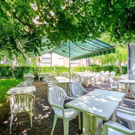 - Montagne Verte & Restaurant Louisiane ホテル 2*