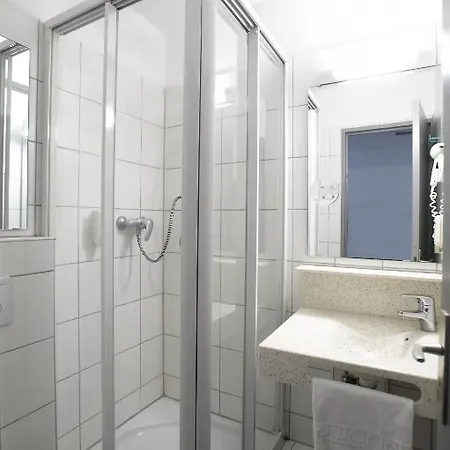 - Montagne Verte & Restaurant Louisiane ホテル ストラスブール