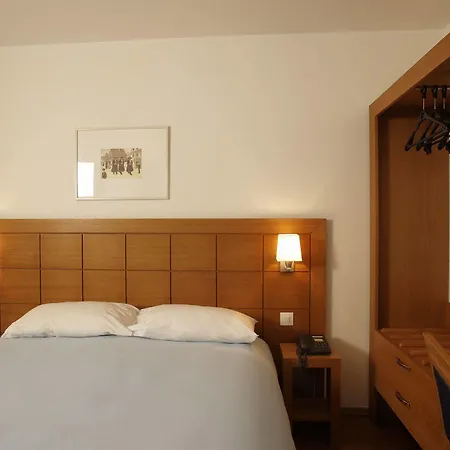 - Montagne Verte & Restaurant Louisiane ホテル ストラスブール