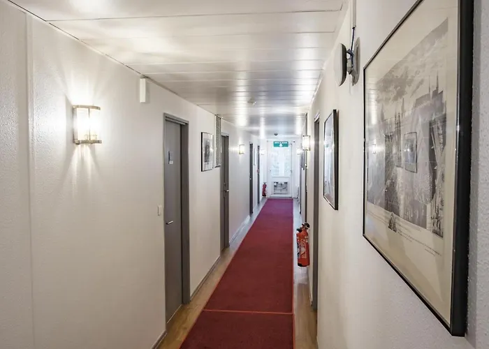 - Montagne Verte & Restaurant Louisiane Hotel