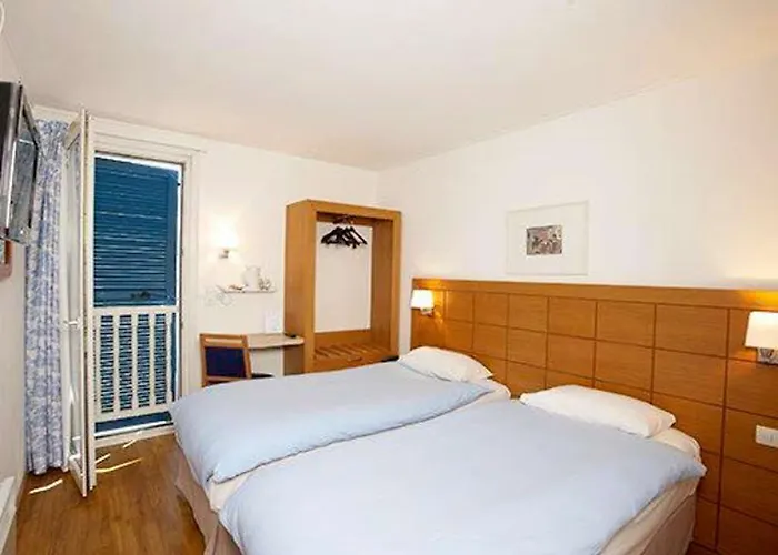 - Montagne Verte & Restaurant Louisiane