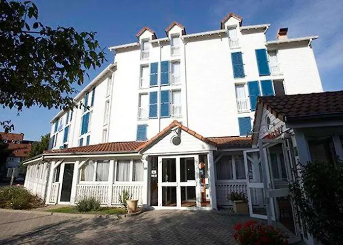 - Montagne Verte & Restaurant Louisiane 2*